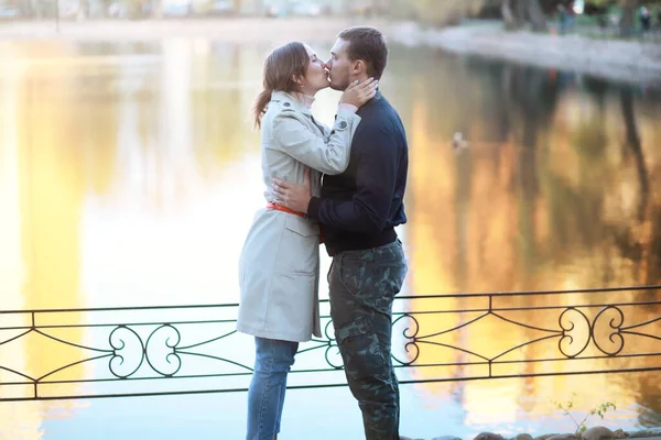 Ein Mann Und Ein Verliebtes Mädchen Beim Ersten Date Herbstlichen — Stockfoto