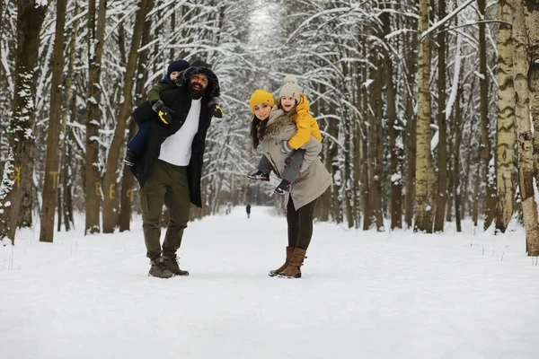 Familia Feliz Jugando Riendo Invierno Aire Libre Nieve Parque Ciudad —  Fotos de Stock