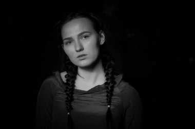 Yanmış duvarlı eski evde genç kız portresi