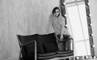 Genç bir kız öğrenci rahat bir kanguruda dinleniyor.