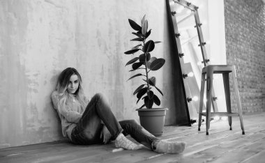 Genç bir kız öğrenci rahat bir kanguruda dinleniyor.