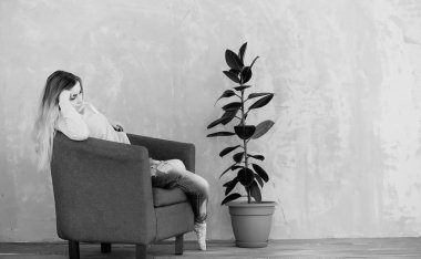 Genç bir kız öğrenci rahat bir kanguruda dinleniyor.