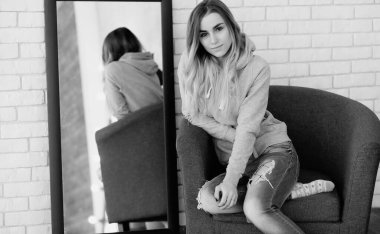 Genç bir kız öğrenci rahat bir kanguruda dinleniyor.