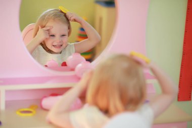 Küçük bir çocuk oyuncakla oynuyor.