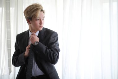 Klasik beyaz gömlekli genç Asyalı iş adamı.