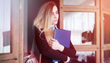 Genç, güzel, sarışın kız öğrenci, klaslardan önce