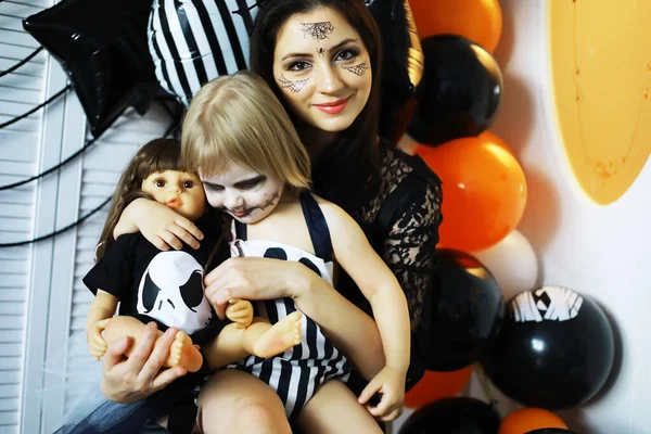 Familia Feliz Con Los Niños Trajes Maquillaje Celebración Hallowee —  Fotos de Stock