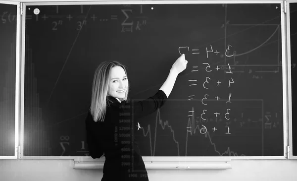 Junges Lehrermädchen Der Grundschule Unterricht Vor Schwarzer — Stockfoto