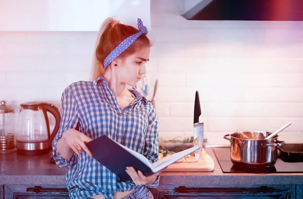 Uma Menina Bonita Cozinha Prepara Jantar — Fotografia de Stock