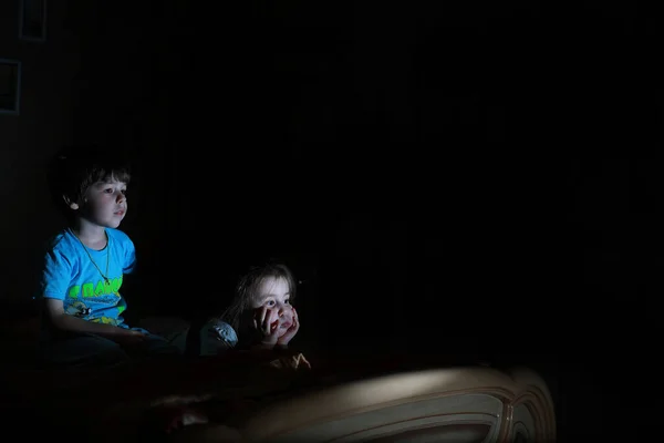 Niños Pequeños Una Habitación Oscura Viendo Televisión Por Noche —  Fotos de Stock