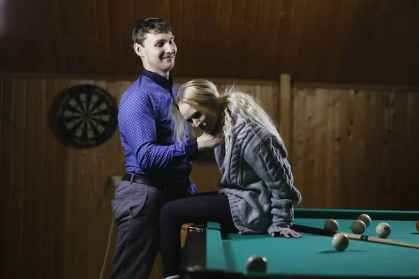 若いカップル抱擁近くビリヤードテーブル — ストック写真