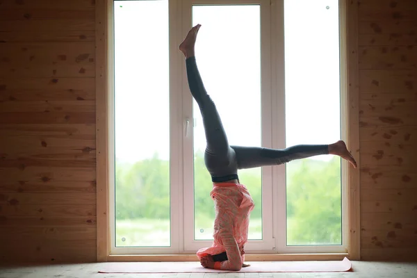 Kız Pencerenin Önündeki Halıda Yoga Yapıyor — Stok fotoğraf