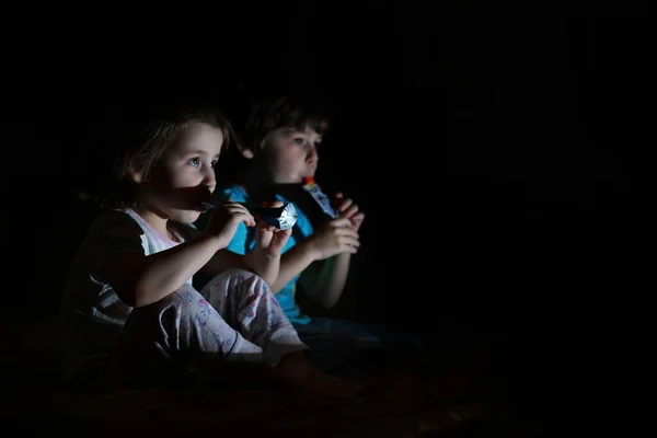 Niños Pequeños Una Habitación Oscura Viendo Televisión Por Noche —  Fotos de Stock