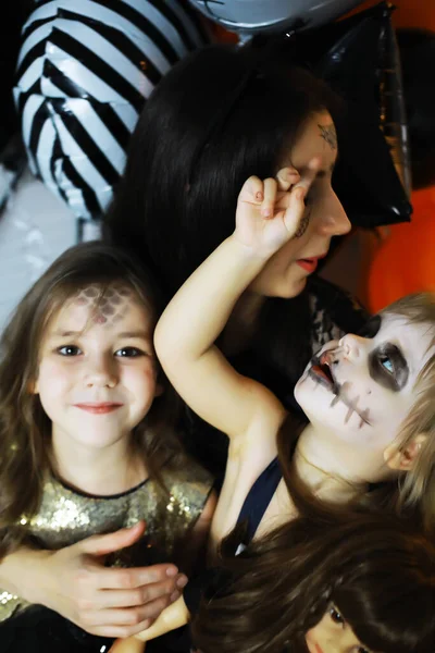 Familia Feliz Con Los Niños Trajes Maquillaje Celebración Hallowee —  Fotos de Stock