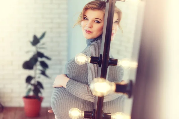 Gravid Ung Och Vacker Flicka Hemmiljö Poserar — Stockfoto