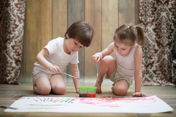 Kleine Kinderen Schilderen Een Groot Vel Papier Vloer — Stockfoto