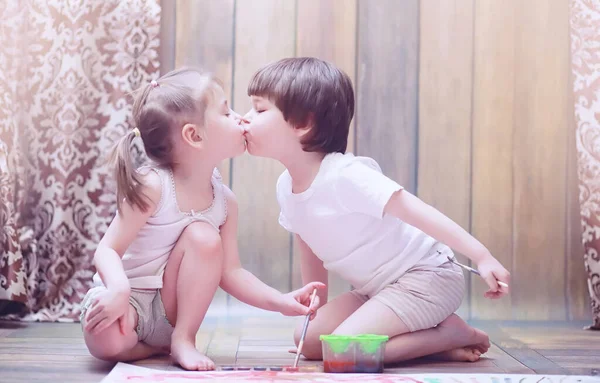 Niños Pequeños Pintan Una Hoja Grande Papel Sobre Floo —  Fotos de Stock