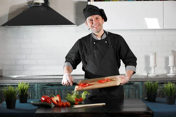 Homem Cozinheiro Preparando Comida Mesa Cozinha Vegetais — Fotografia de Stock