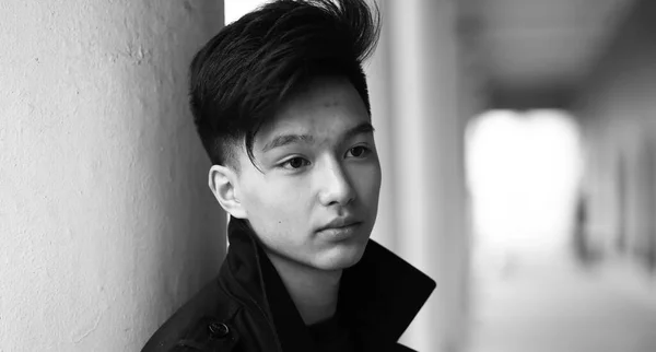 Noir Blanc Photo Asiatique Jeune Homme Extérieur Posant Caméra — Photo