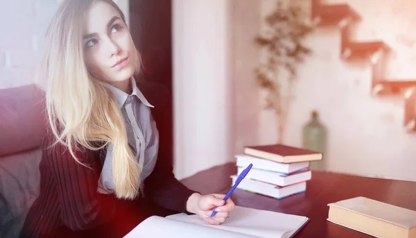 Joven Chica Rubia Bonita Estudiante Antes Clas —  Fotos de Stock