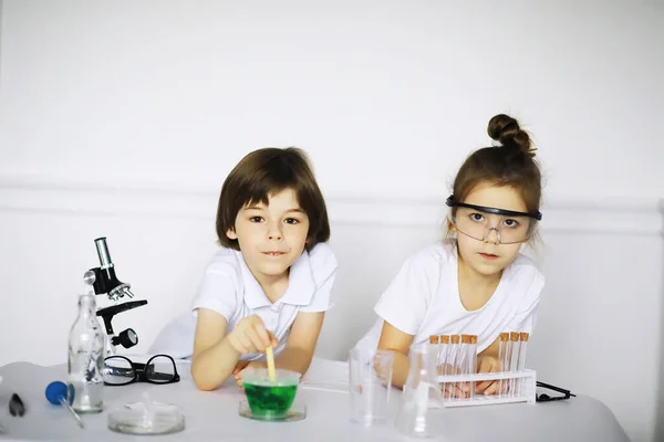 Duas Crianças Bonitas Aula Química Fazendo Experimentos Isolados Backgroun Branco — Fotografia de Stock
