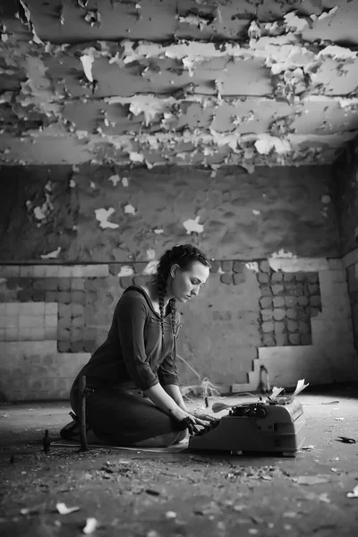 Ρετρό Κορίτσι Στο Παλιό Σπίτι Διαβάζοντας Βιβλία Και Γράφοντας Μια — Φωτογραφία Αρχείου