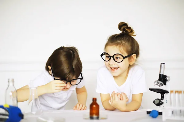 Duas Crianças Bonitas Aula Química Fazendo Experimentos Isolados Backgroun Branco — Fotografia de Stock