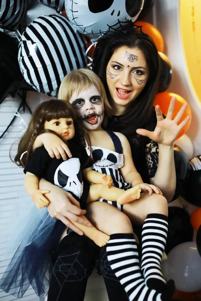 Familia Feliz Con Los Niños Trajes Maquillaje Celebración Hallowee —  Fotos de Stock