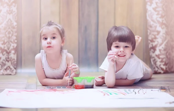 Little Children Paint Large Sheet Paper Floo — Stock Photo, Image