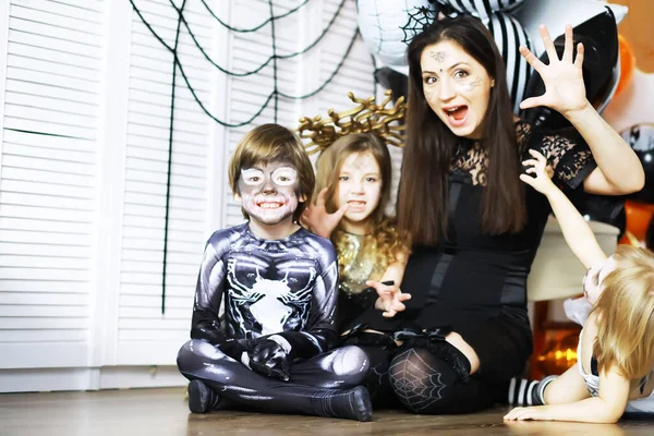 Familia Feliz Con Los Niños Trajes Maquillaje Celebración Hallowee —  Fotos de Stock