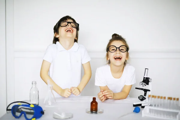 Два Милых Ребенка Уроке Химии Делают Эксперименты Изолированными Белой Спине — стоковое фото
