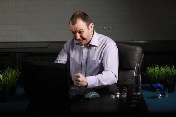 Muž Sedí Svého Stolu Pracuje Lapto — Stock fotografie