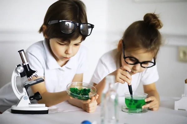 Dvě Roztomilé Děti Hodině Chemie Dělat Experimenty Izolované Bílém Pozadí — Stock fotografie