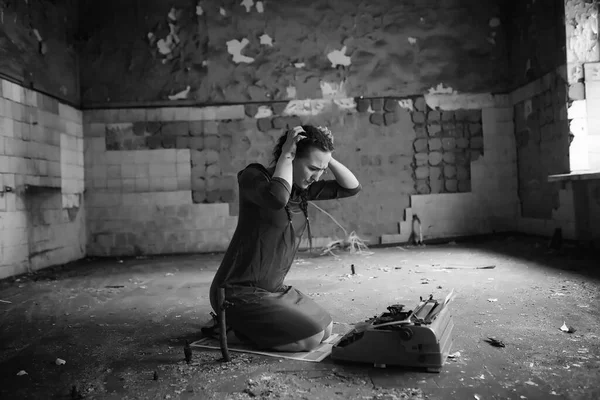 Chica Retro Vieja Casa Leyendo Libros Escribiendo Una Stor —  Fotos de Stock