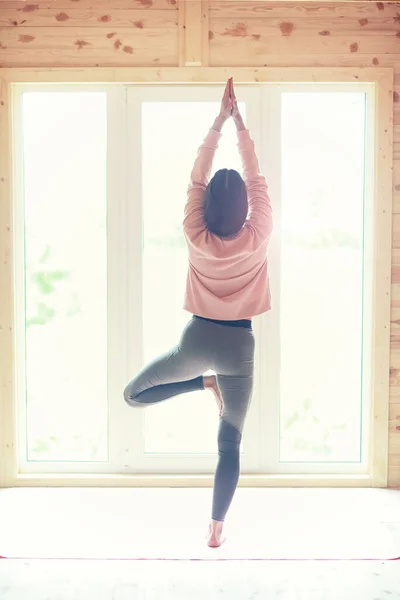 Flickan Engagerad Yoga Mattan Framför Fönstret — Stockfoto