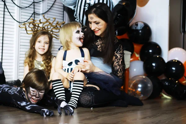 ハロウィーンのお祝いに衣装や化粧の子供たちと幸せな家族 — ストック写真