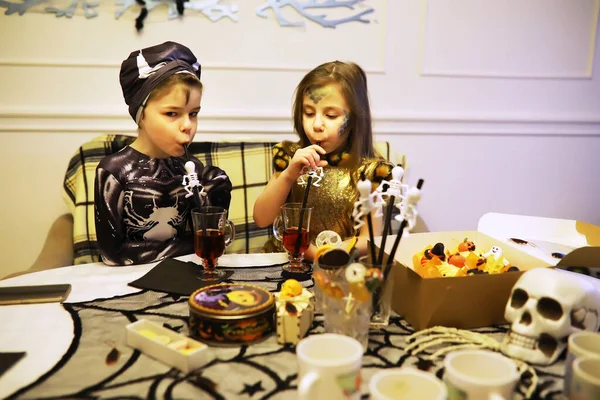 Familia Feliz Con Los Niños Trajes Maquillaje Celebración Hallowee —  Fotos de Stock