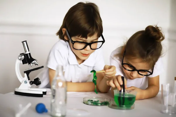 Duas Crianças Bonitas Aula Química Fazendo Experimentos Isolados Backgroun Branco — Fotografia de Stock