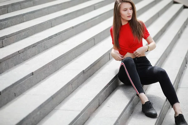 Una Ragazza Posa Sui Gradini Edificio Con Tempo Soleggiato — Foto Stock