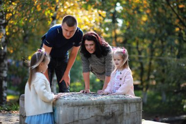 Yaprak parkta düşer. Sonbahar parkında yürüyüşe çıkmış çocuklar. - Aile. Düş! Mutluluk.