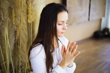 Yoga egzersizleri yapan güzel atletik kız evde meditasyonun tadını çıkarıyor. Stres yok, sağlıklı alışkanlık yok, endişe giderme konsepti yok. Lotus.