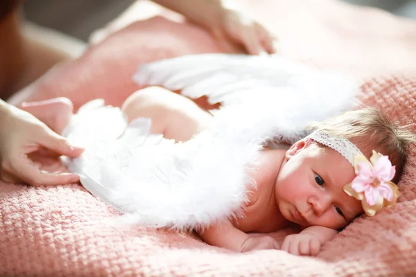 Newborn Baby Lies Her Mother Arms Beautiful Baby European Appearance — Stock Photo, Image