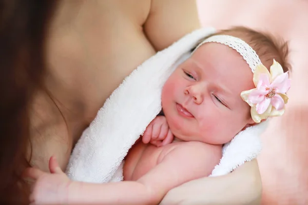 Ein Neugeborenes Liegt Den Armen Ihrer Mutter Schönes Baby Von — Stockfoto