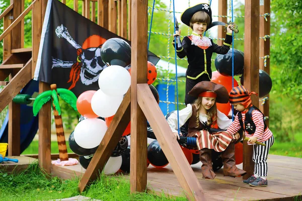 Fiesta Infantil Estilo Pirata Niños Trajes Pirata Están Jugando Halloween — Foto de Stock