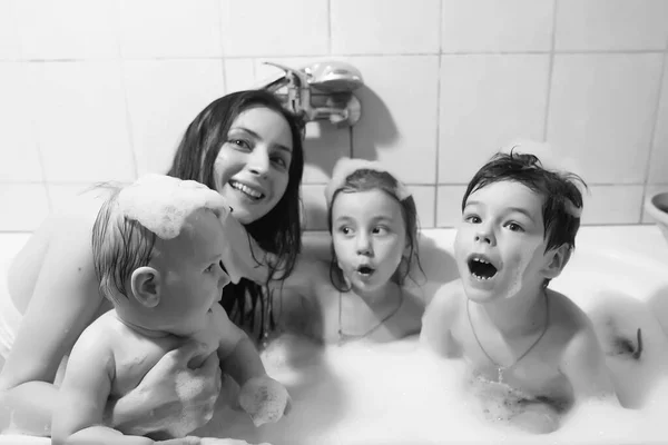 Mam Wast Kinderen Mam Kinderen Doen Waterprocedures Badkamer Schuim Spray — Stockfoto