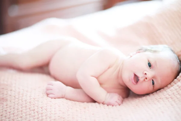 Ett Nyfött Barn Ligger Sin Mors Armar Vacker Bebis Med — Stockfoto