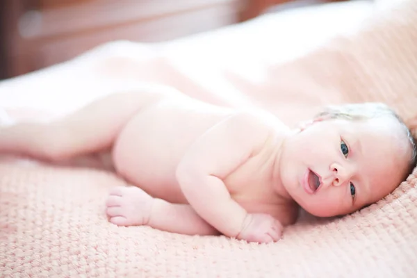 Newborn Baby Lies Her Mother Arms Beautiful Baby European Appearance — Stock Photo, Image