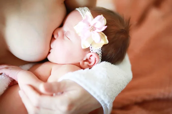 Newborn Baby Lies Her Mother Arms Beautiful Baby European Appearance — Stock Photo, Image