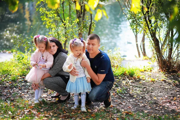 Listy Padají Parku Děti Procházku Podzimním Parku Rodina Podzim Štěstí — Stock fotografie