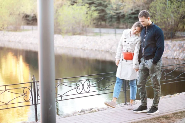 Uomo Una Ragazza Innamorati Primo Appuntamento Nel Parco Cittadino Autunnale — Foto Stock